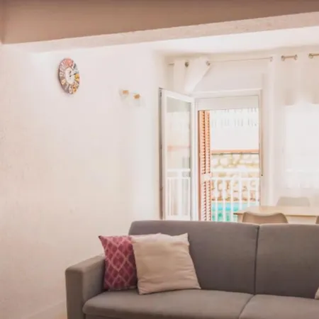 Aura In Renovated With Air Condition *